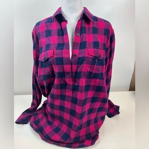 Uniqlo pink, and navy thermal top. size L. EUC. Pull over. Buttons Halfway down.